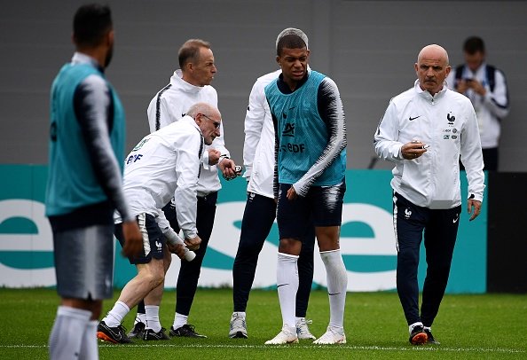 Đồng đội vào bóng ác ý, Mbappe lăn đùng chấn thương Đồng đội vào bóng ác ý, Mbappe lăn đùng chấn thương