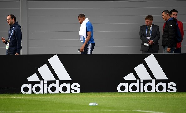 Đồng đội vào bóng ác ý, Mbappe lăn đùng chấn thương