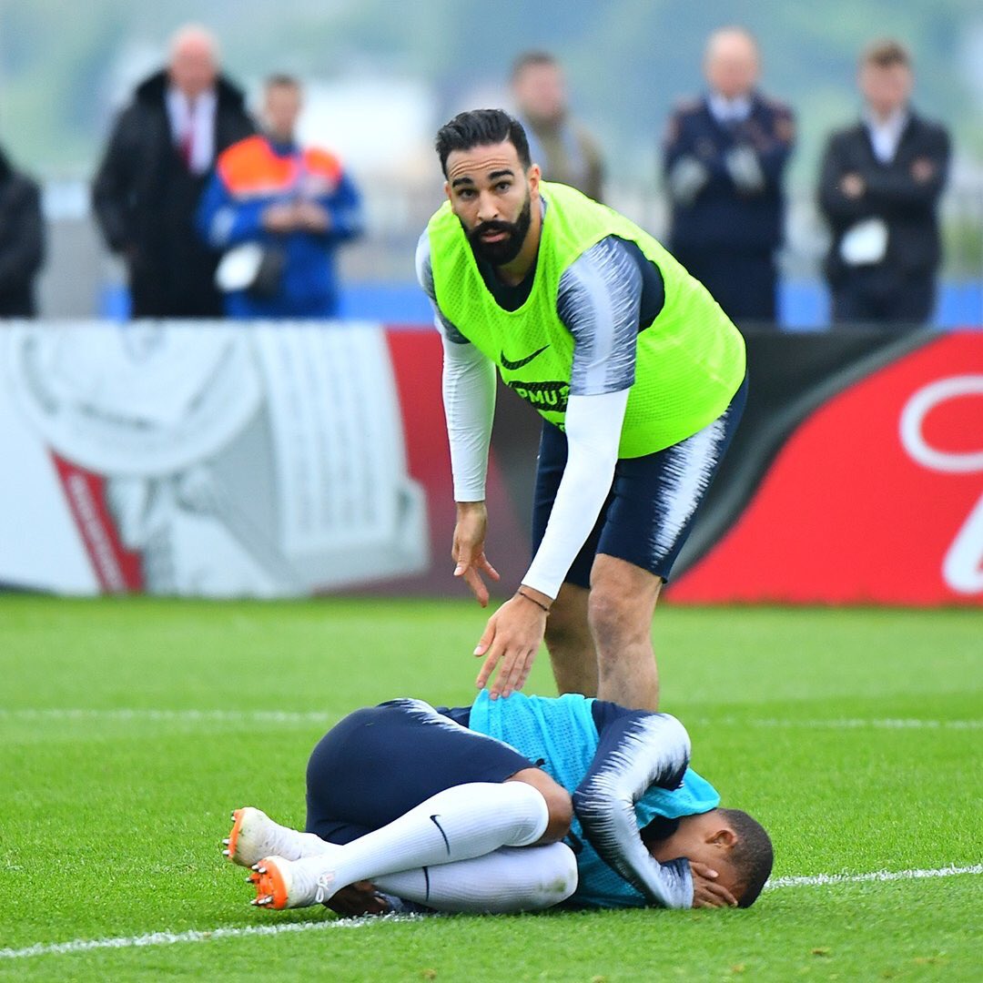 Đồng đội vào bóng ác ý, Mbappe lăn đùng chấn thương Đồng đội vào bóng ác ý, Mbappe lăn đùng chấn thương