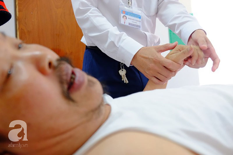 TP.HCM: Vợ con vỡ òa khi thấy chồng ngồi dậy thần kỳ sau 5 năm liệt tứ chi vì tai nạn giao thông cực nặng