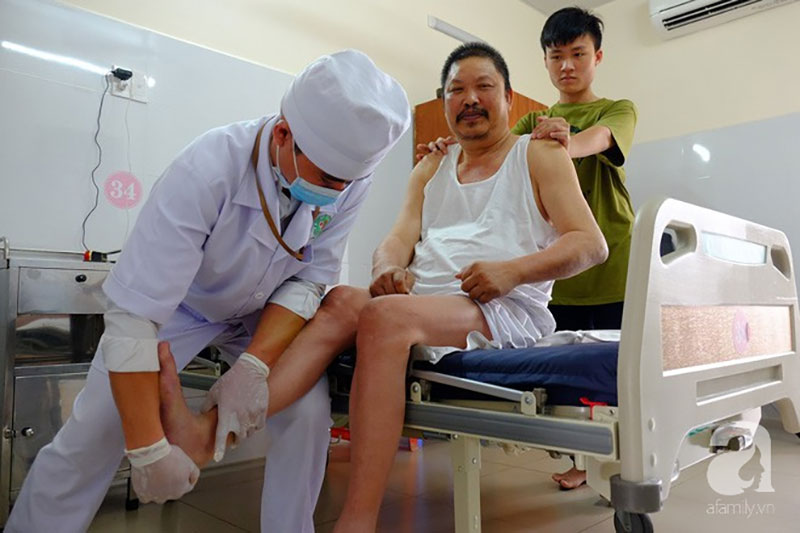 TP.HCM: Vợ con vỡ òa khi thấy chồng ngồi dậy thần kỳ sau 5 năm liệt tứ chi vì tai nạn giao thông cực nặng