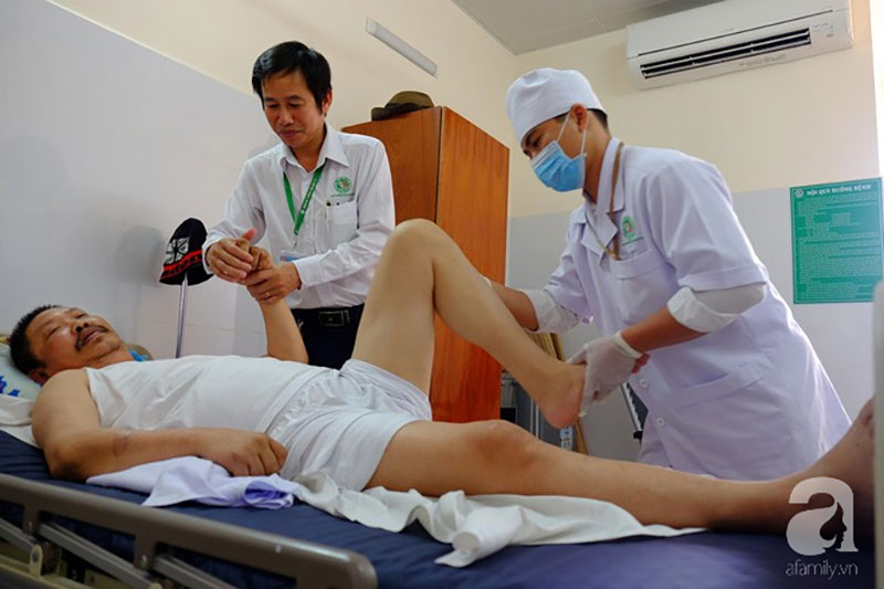 TP.HCM: Vợ con vỡ òa khi thấy chồng ngồi dậy thần kỳ sau 5 năm liệt tứ chi vì tai nạn giao thông cực nặng