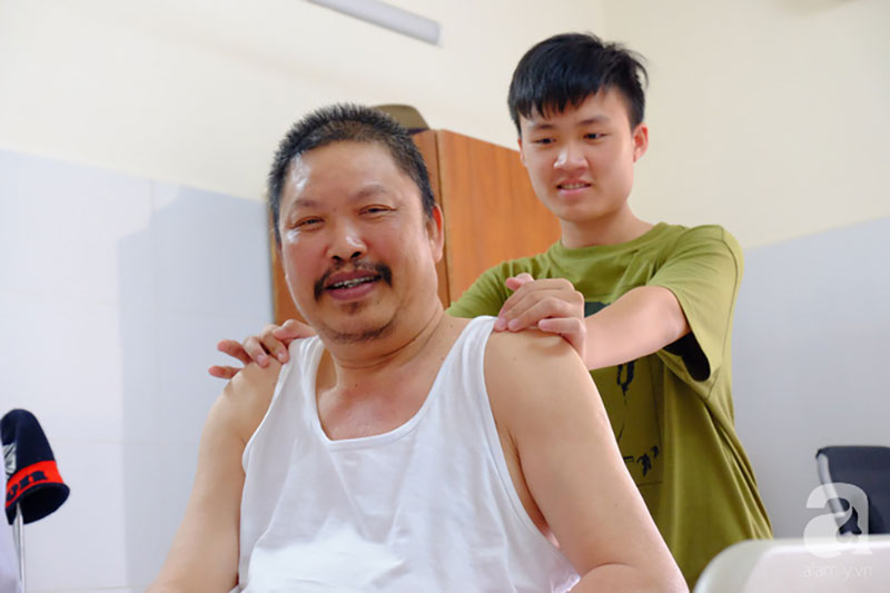 TP.HCM: Vợ con vỡ òa khi thấy chồng ngồi dậy thần kỳ sau 5 năm liệt tứ chi vì tai nạn giao thông cực nặng