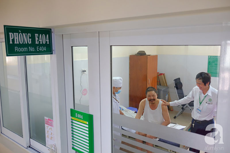 TP.HCM: Vợ con vỡ òa khi thấy chồng ngồi dậy thần kỳ sau 5 năm liệt tứ chi vì tai nạn giao thông cực nặng