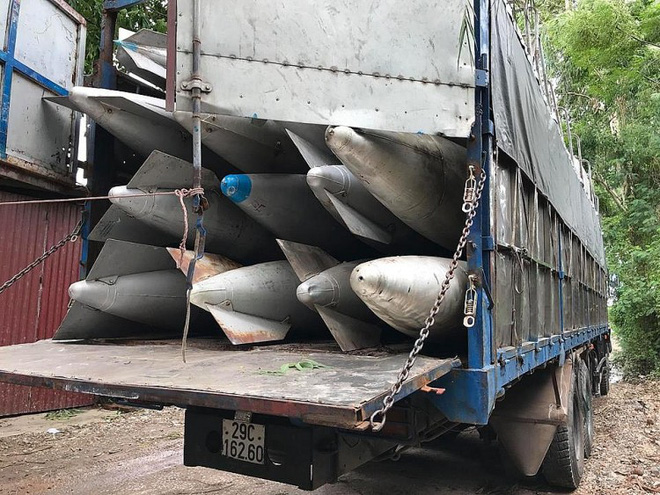 Công an Bắc Ninh giữ 2 xe tải chở hàng chục bình nhiên liệu nghi của máy bay