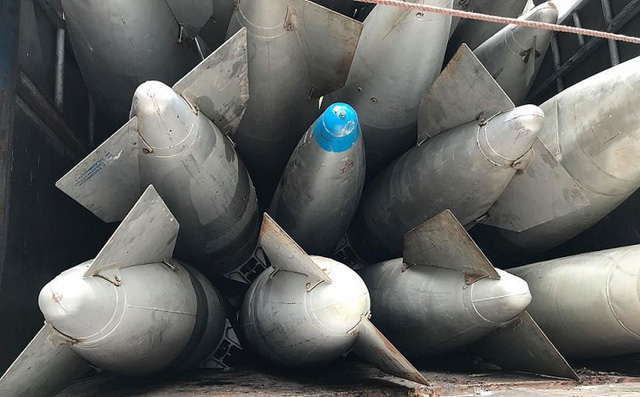 Công an Bắc Ninh giữ 2 xe tải chở hàng chục bình nhiên liệu nghi của máy bay