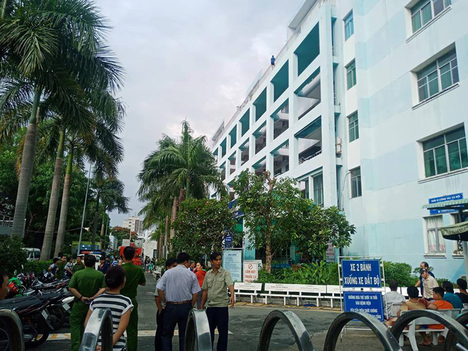 Giải cứu nam thanh niên thất tình đòi nhảy lầu tự tử ở Sài Gòn