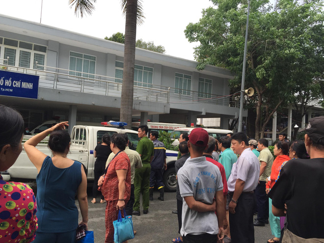 Giải cứu nam thanh niên thất tình đòi nhảy lầu tự tử ở Sài Gòn