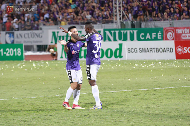 Bầu Hiển thưởng Hà Nội FC hơn 1 tỷ đồng sau trận thắng ngược Than Quảng Ninh