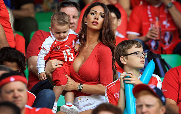 Sao Thụy Sĩ bị chê sex dở tệ được vợ cũ cổ vũ ở World Cup