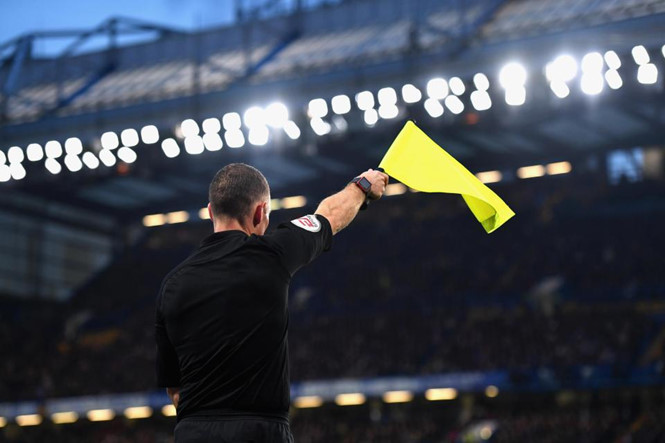 VAR bắt việt vị thay trọng tài biên