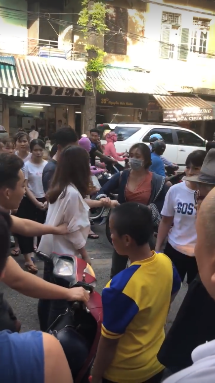 Hà Nội: Nghi vấn do ghen tuông vì bạn thân nhắn tin với chồng mình, 2 cô gái lao vào đánh nhau giữa phố cổ