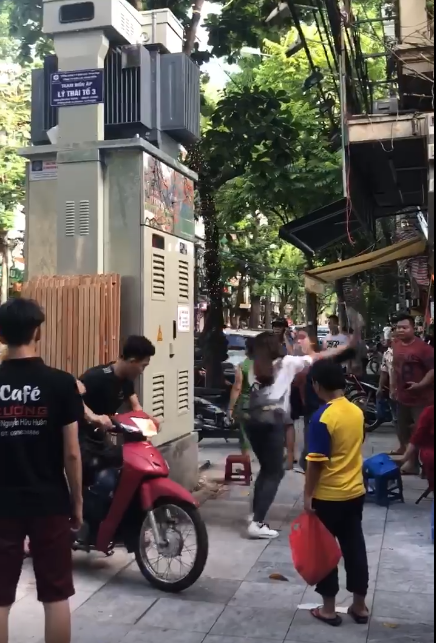 Hà Nội: Nghi vấn do ghen tuông vì bạn thân nhắn tin với chồng mình, 2 cô gái lao vào đánh nhau giữa phố cổ