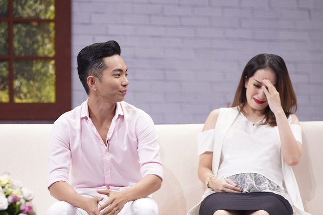 Khánh Thi bật khóc nói về chuyện tình với Phan Hiển: Người ta gọi chúng tôi là vô đạo đức! Khánh Thi bật khóc nói về chuyện tình với Phan Hiển: Người ta gọi chúng tôi là vô đạo đức!