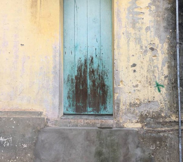 Vụ 2 cháu bé bị hắt nước gây bỏng nặng: Hàng xóm khẳng định không hề biết có trẻ ngồi ở bậc cửa