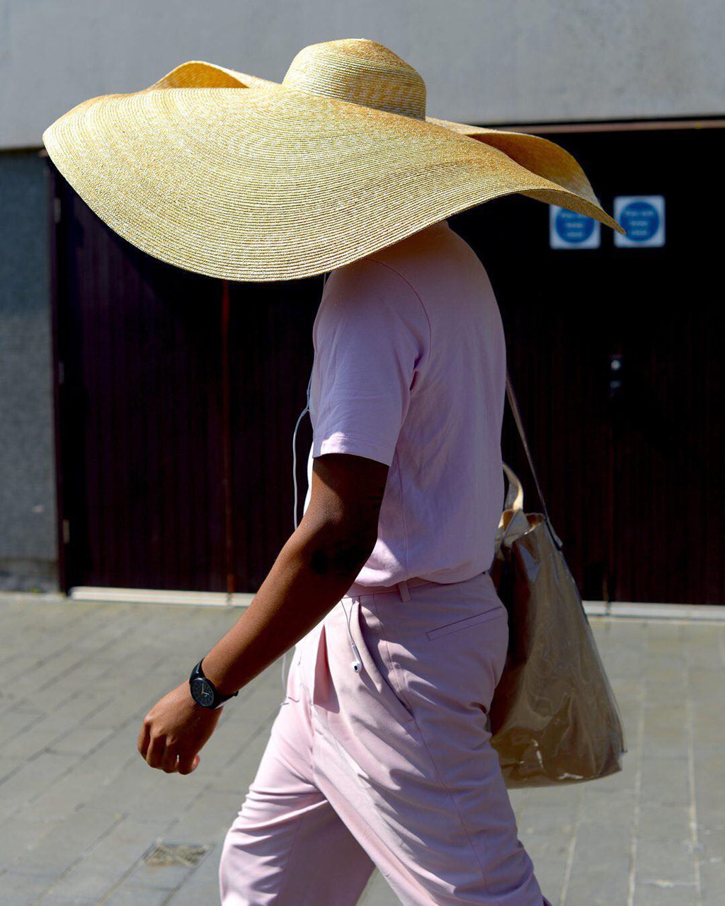 Đến lượt nam giới cũng lăng xê chiếc mũ vành siêu rộng