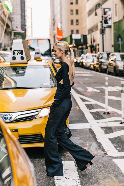 Quần ống loe đã trở lại, hứa hẹn lợi hại hơn xưa!