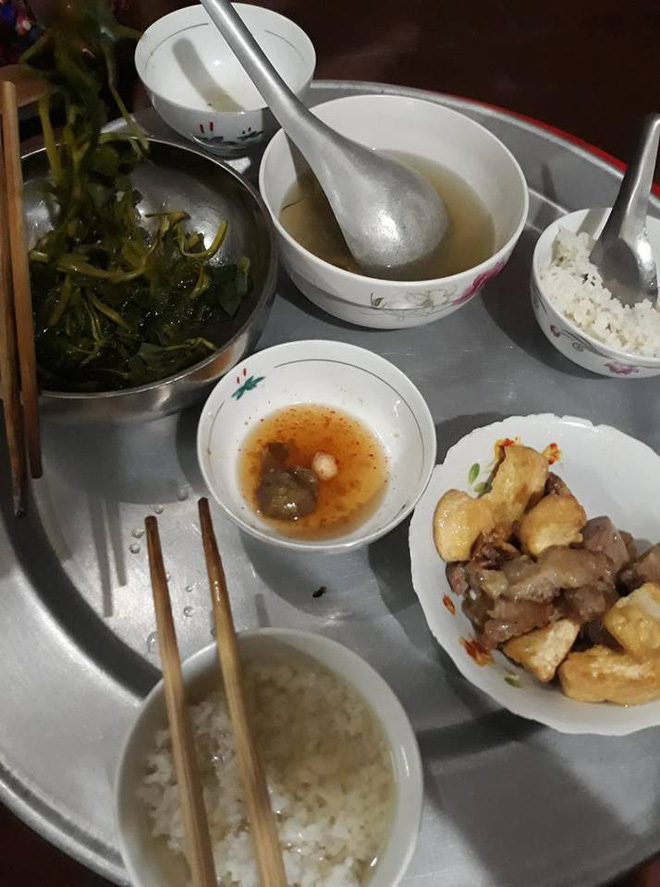 13 năm ăn cơm thiên hạ không bằng một bữa cơm nhà mẹ nấu - bức ảnh mâm cơm đạm bạc chạm vào trái tim hàng ngàn người 13 năm ăn cơm thiên hạ không bằng một bữa cơm nhà mẹ nấu - bức ảnh mâm cơm đạm bạc chạm vào trái tim hàng ngàn người