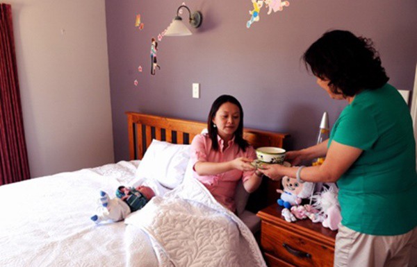 Chị em phẫn nộ với cô chị dâu là chủ cửa hàng cắt tóc gội đầu, sợ đen nên không muốn em chồng về ngoại sinh con