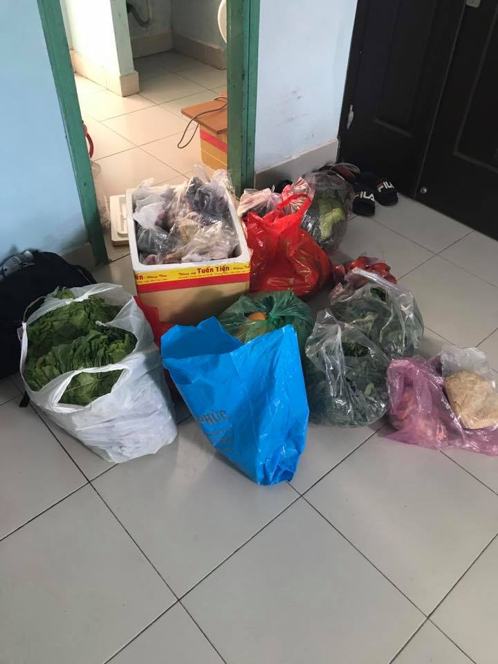 Có một thứ hạnh phúc lớn lao mang tên đồ tiếp tế của bố mẹ gửi lên