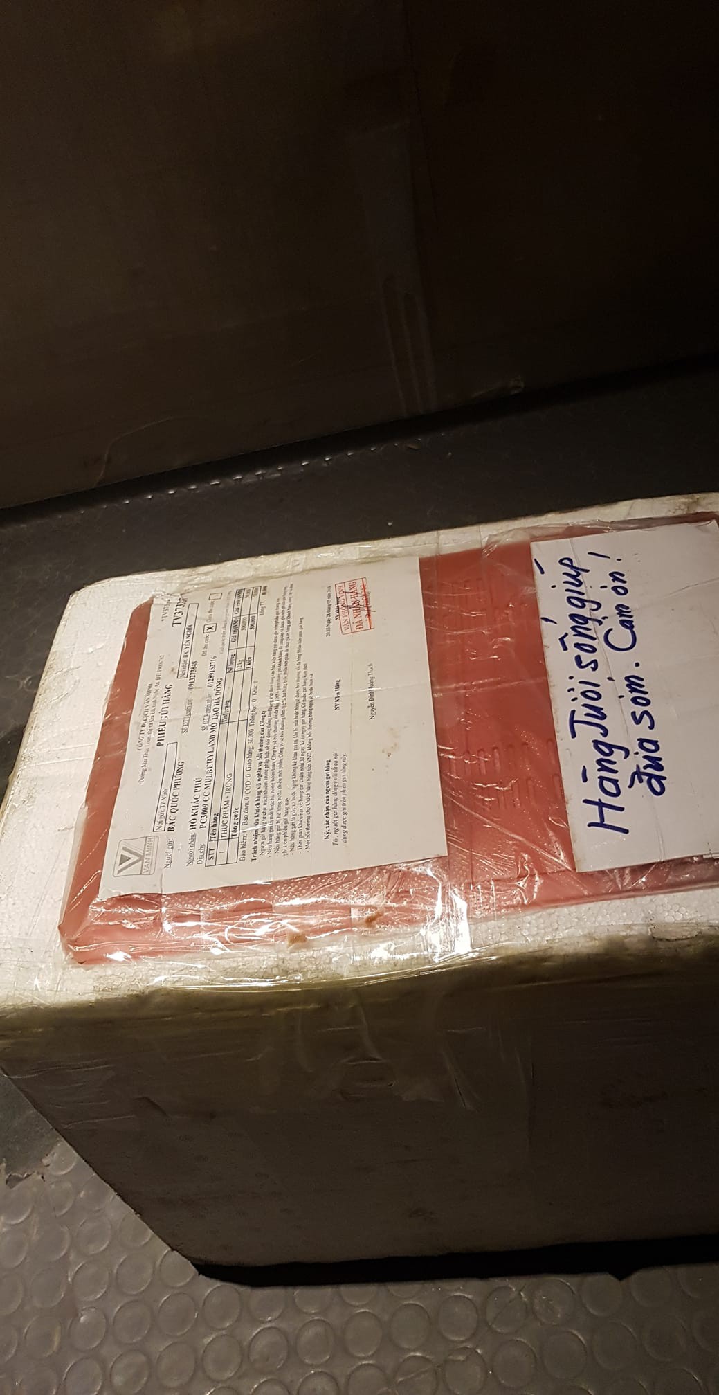 Có một thứ hạnh phúc lớn lao mang tên đồ tiếp tế của bố mẹ gửi lên