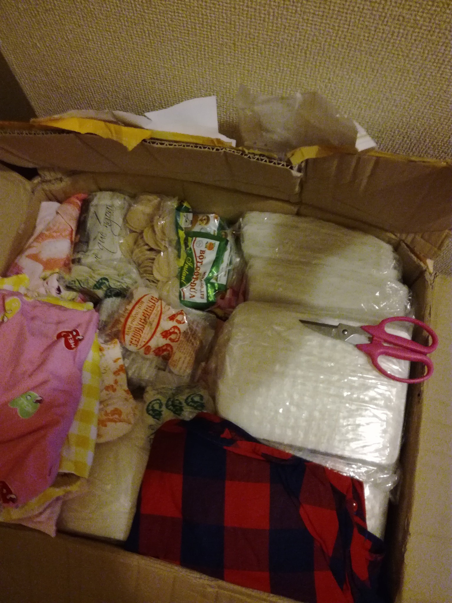 Có một thứ hạnh phúc lớn lao mang tên đồ tiếp tế của bố mẹ gửi lên