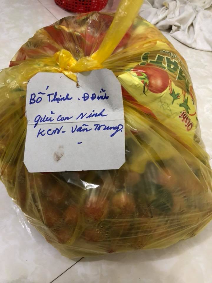 Có một thứ hạnh phúc lớn lao mang tên đồ tiếp tế của bố mẹ gửi lên