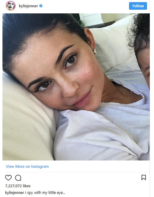 Kylie Jenner xóa hết ảnh con gái trên Instagram vì bị dọa bắt cóc