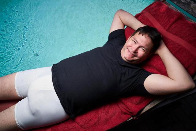 Người đàn ông có của quý lớn nhất thế giới, đến mức hủy hoại cả sự nghiệp