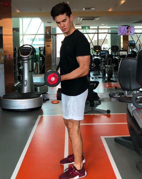 Trai đẹp 6 múi lai hai 2 dòng máu Đức - Hàn chứng minh anh chàng hoàn hảo trong truyền thuyết là có thật