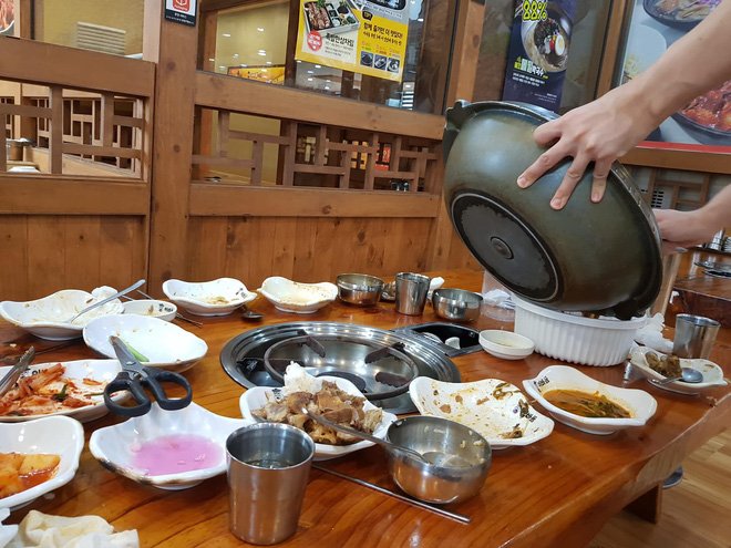 Đi ăn hàng vét nước lẩu thừa mang về, cô gái nhận hàng loạt bình luận không ngờ từ dân mạng