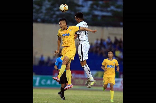 Trợ lý trọng tài mắc sai lầm lớn trên sân Thanh Hóa