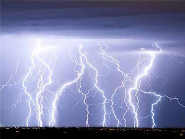 Một người bị sét đánh chết khi đi thăm đồng