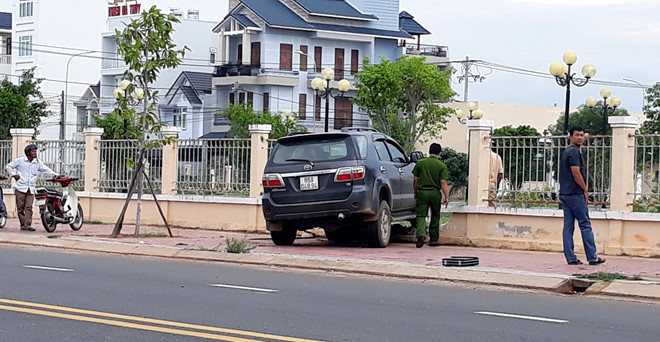 Tài xế tông thẳng ôtô vào người đứng trên vỉa hè rồi bỏ trốn