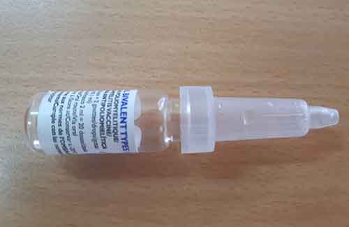 Nữ y tá bất cẩn đổ cả lọ văcxin bại liệt vào miệng em bé