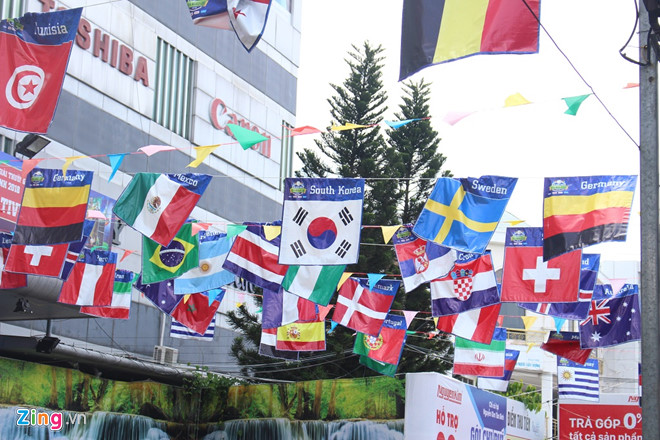 Quán xá, cửa hàng ở Sài Gòn thay áo World Cup mong tăng doanh thu