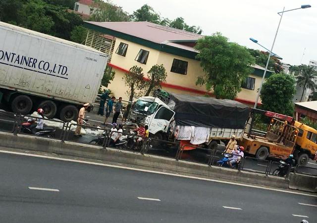 Tông vào đuôi xe container, phụ xe chết bẹp trong cabin
