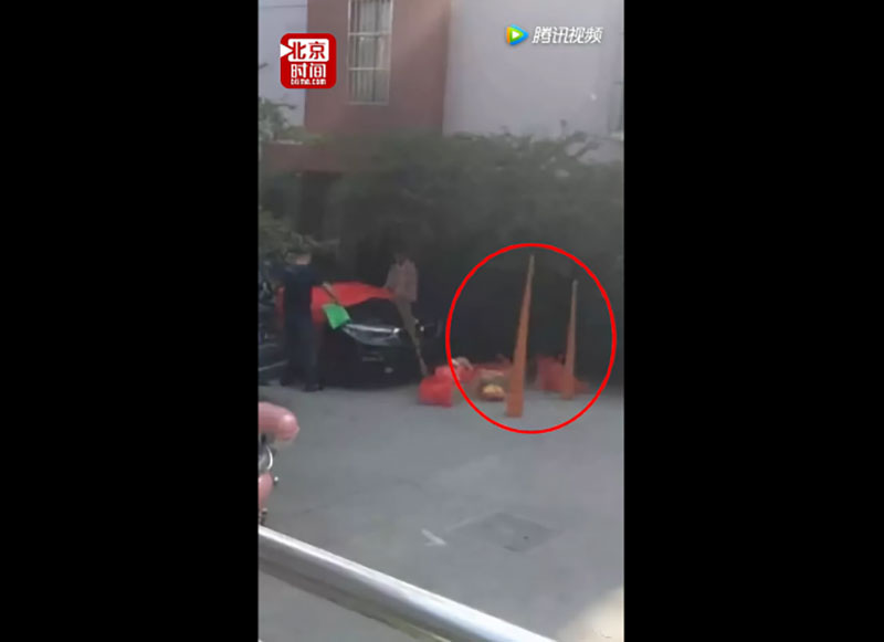 Trung Quốc: Dâng lễ thắp hương cho chiếc BMW bạc tỉ mới mua, thanh niên lỡ tay đốt trụi xe luôn