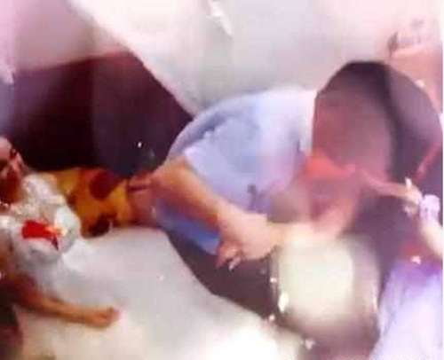 Chú rể cưỡng hôn phù dâu trong đám cưới gây xôn xao mạng TQ Chú rể cưỡng hôn phù dâu trong đám cưới gây xôn xao mạng TQ