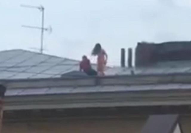 Cặp đôi mây mưa cuồng nhiệt trên mái nhà tầng 4, tưởng sắp rơi xuống đất đến nơi