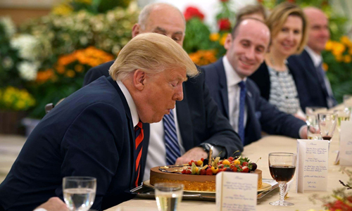 Trump bước sang tuổi 72