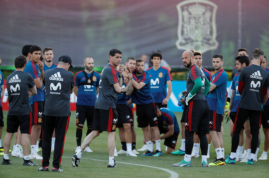 Hierro: Tây Ban Nha nên quên cú sốc để tập trung vào World Cup Hierro: Tây Ban Nha nên quên cú sốc để tập trung vào World Cup