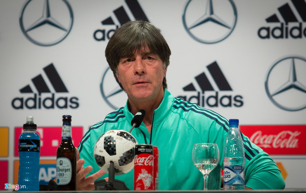 Bê bối của Oezil, Guendogan và nỗi lo của Loew