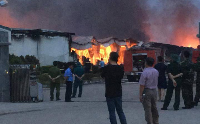 Cháy dữ dội trong đêm, 3 nhà xưởng của công ty Yakjin bị thiêu rụi