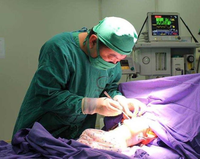 Quảng Ninh: Bé trai nuốt phải đinh sắt dài bằng nửa bơm tiêm, bác sĩ nín thở mổ bỏ dị vật