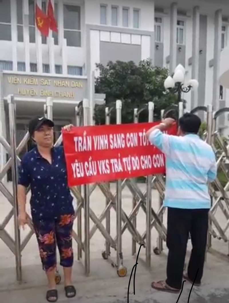 Con bị tạm giam hơn 1.000 ngày, gia đình đến VKS đòi