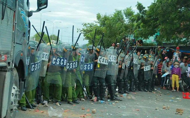 Vụ hàng nghìn người gây rối, đập phá ở Bình Thuận: Công an thả 191 người, tạm giữ 17 nghi can chính Vụ hàng nghìn người gây rối, đập phá ở Bình Thuận: Công an thả 191 người, tạm giữ 17 nghi can chính