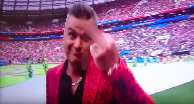 Hành động phản cảm của ca sĩ Robbie Williams trong lễ khai mạc World Cup 2018 gây phẫn nộ Hành động phản cảm của ca sĩ Robbie Williams trong lễ khai mạc World Cup 2018 gây phẫn nộ
