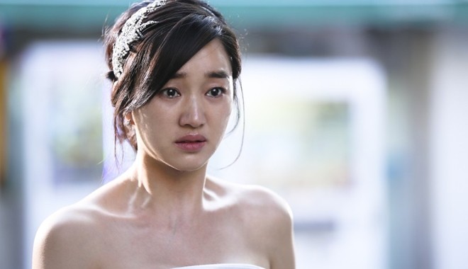 Chỉ vì xe dẫn dâu muộn 10 phút, tôi nhận ngay cái tát như trời giáng từ chồng ngay trong ngày cưới