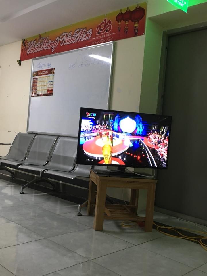 Hà Nội: Người dân ở chung cư bê ti vi ra hành lang để xem World Cup 2018